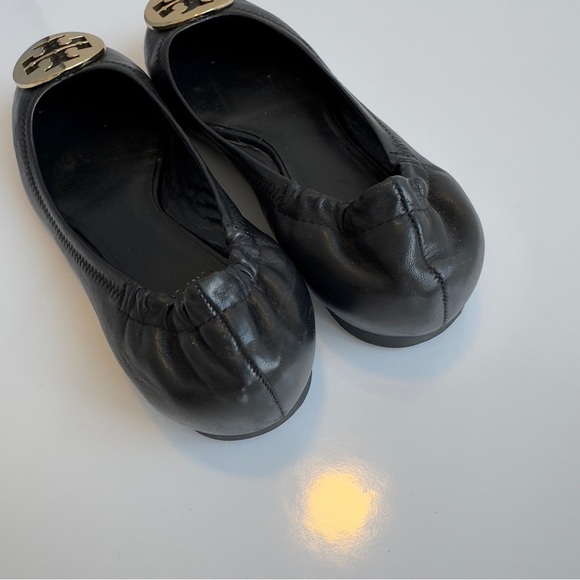 Like new! Tory Burch Black Leather Ballet Flats with Gold Logo – Size 6 - Picture 5 of 8